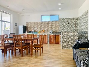 Nevera en la zona común y microondas en la zona común