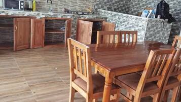 Sebuah peti sejuk di kawasan bersama