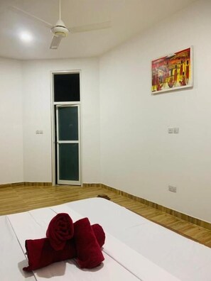 Habitación Confort doble, vistas a la piscina | Sábanas italianas Frette y ropa de cama de alta calidad