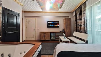 King Room With Jacuzzi | Egyptian cotton sheets, premium bedding, down duvets, minibar