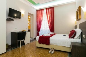 Habitación doble estándar | 1 habitación, camas con efecto memoria y escritorio 