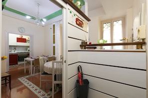 Suite junior | Camas con efecto memoria, escritorio y espacio para trabajar con laptop