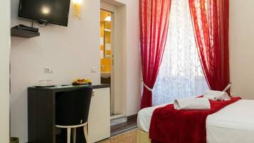 Betten mit Memory-Foam-Matratzen, Schreibtisch