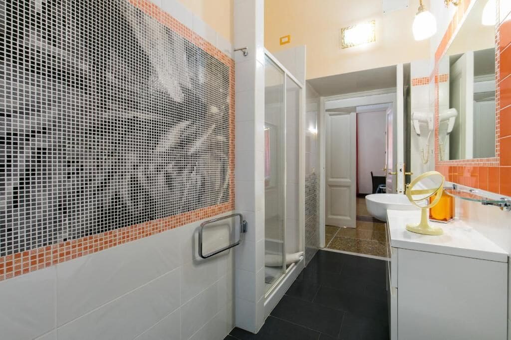 Junior-Suite | Badezimmer | Dusche, Regendusche, kostenlose Toilettenartikel, Haartrockner