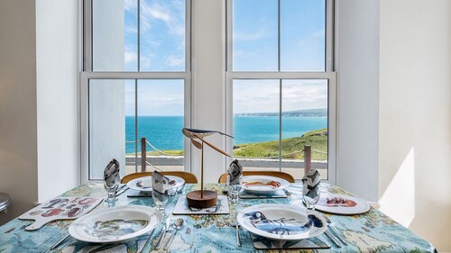 Two Bedroom Flat Overlooking The Sea With Parking