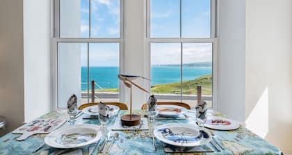 Two Bedroom Flat Overlooking The Sea With Parking