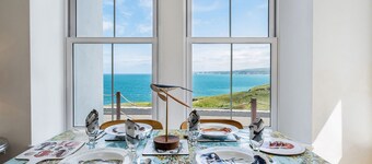 Two Bedroom Flat Overlooking The Sea With Parking