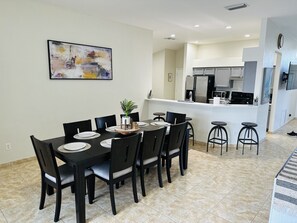 Dining - Family Home in Kissimmee Florida - Near All Attractions ! (Kissimmee)