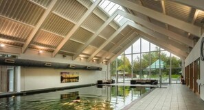 Una piscina cubierta, una piscina al aire libre