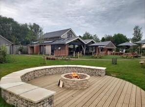 Property grounds - Lower Mill Estate Penthouse Apartment with Spa Access included (Somerford Keynes)