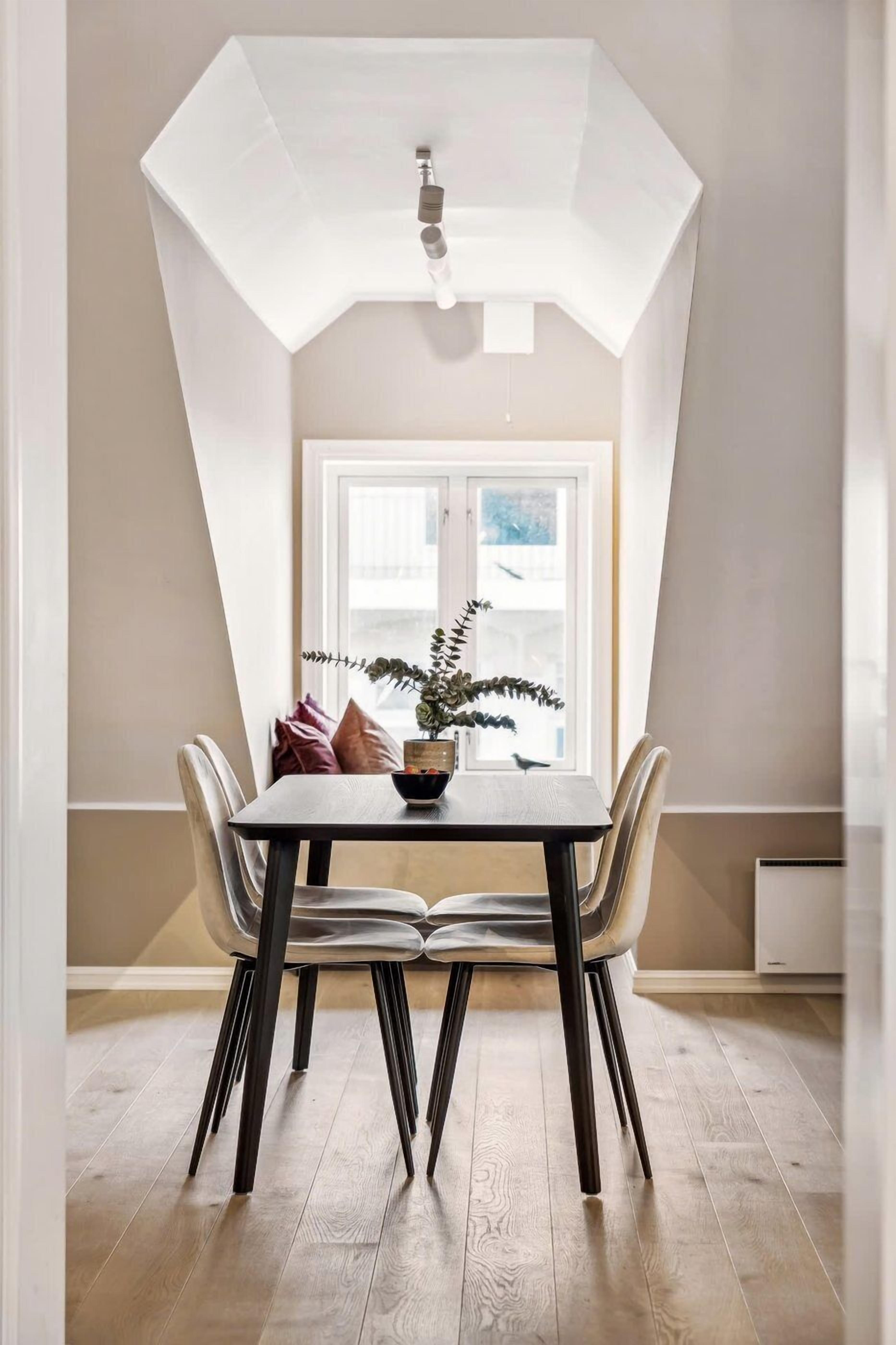 Apartment (2 Bedrooms) | Essbereich im Zimmer