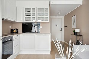 Rosa  1 Bedroom Apartment | Yksityinen keittiö | Täysikokoinen jääkaappi, uuni, liesi, astianpesukone