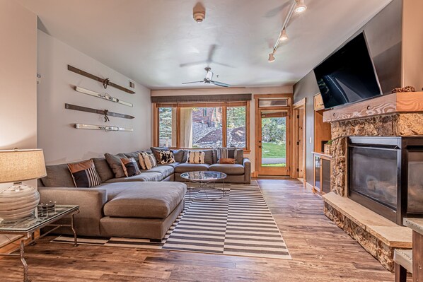 TV, fireplace, DVD player, stereo - Luxury Condo at Aspen Lodge | Spacious 3BR + Den in Trappeur’s Crossing (Steamboat Springs)