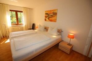 1 habitación, tabla de planchar con plancha, wifi gratis y ropa de cama