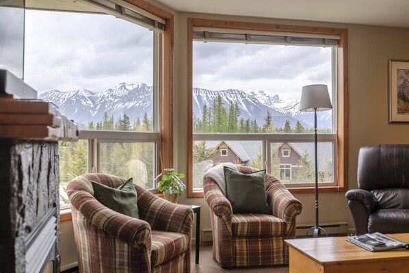 Interior - Top Floor Condo | Incredible Mountain Views | 3 Beds | Walk to Ski Lifts (Fernie)