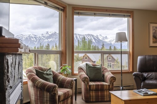Top Floor Condo | Incredible Mountain Views | 3 Beds | Walk to Ski Lifts