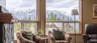 Top Floor Condo | Incredible Mountain Views | 3 Beds | Portable AC