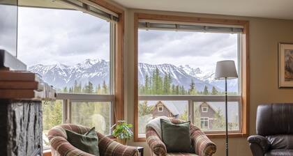 Top Floor Condo | Incredible Mountain Views | 3 Beds | Walk to Ski Lifts
