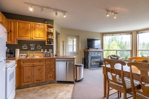 Fridge, microwave, oven, stovetop - Top Floor Condo | Incredible Mountain Views | 3 Beds | Walk to Ski Lifts (Fernie)