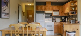 Top Floor Condo | Incredible Mountain Views | 3 Beds | Walk to Ski Lifts