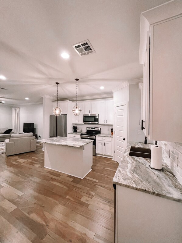 Fridge, microwave, oven, stovetop - New Modern Townhouse - Centrally Located (Lake Charles)