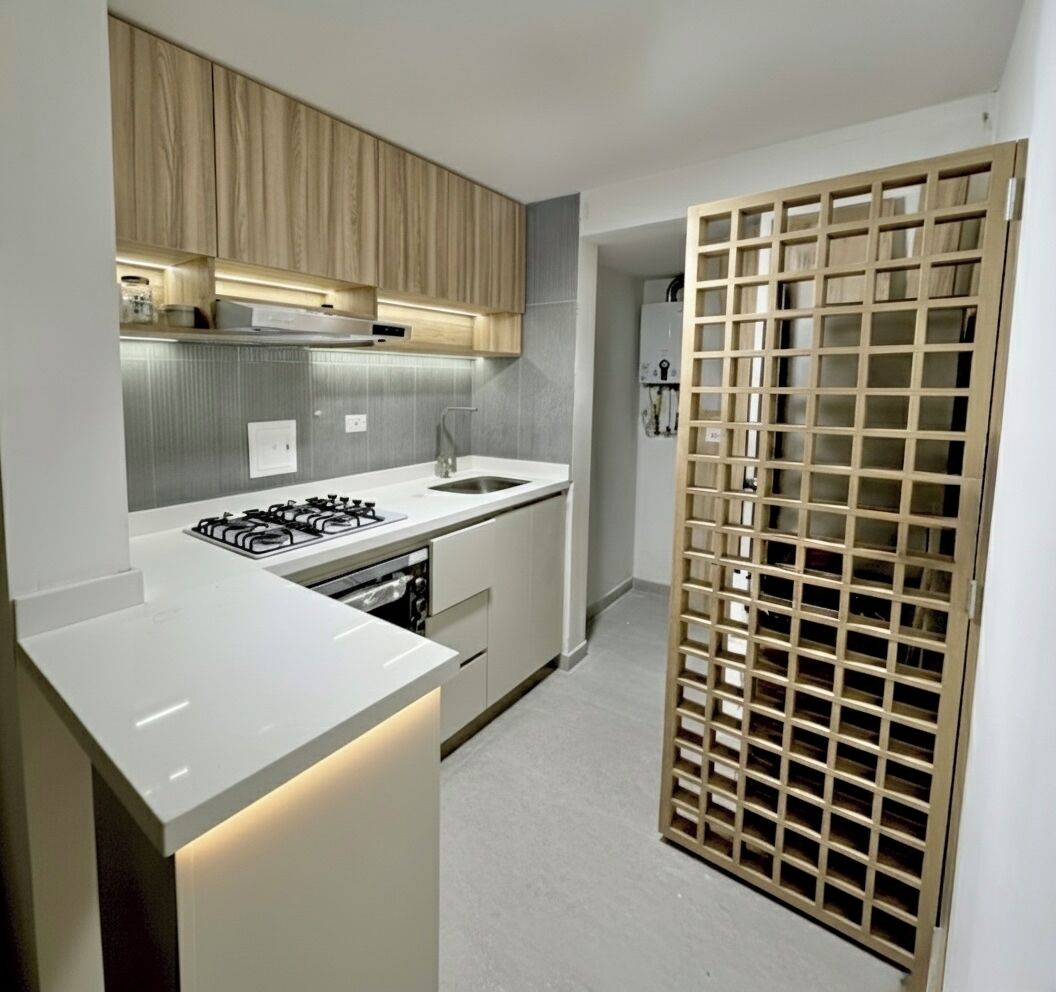 Frigorífico, horno, lavavajillas y utensilios de cocina