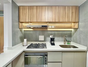 Fridge, oven, dishwasher, cookware/dishes/utensils