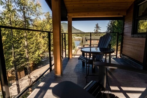 Nootka Cabin-Couples Getaway, Modern I OD Shower