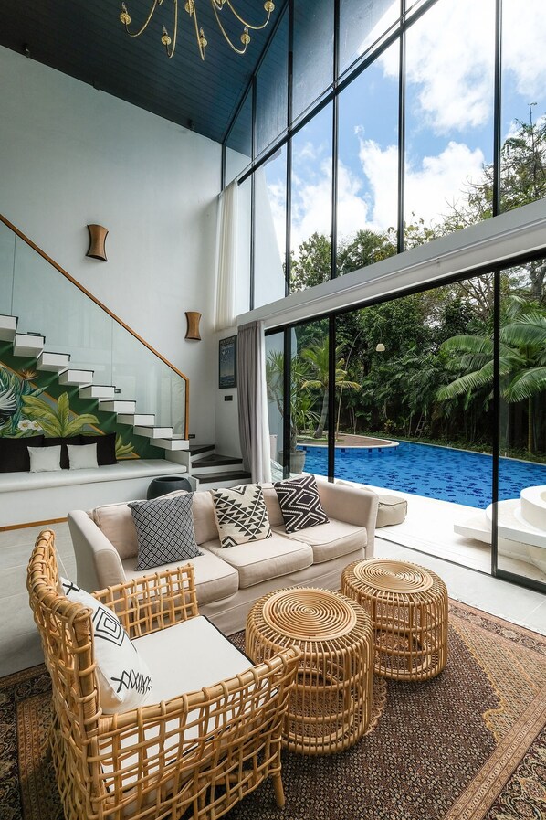 تلفزيون إل إي دي بحجم 23-بوصة يعرض قنوات فضائية، تلفزيون