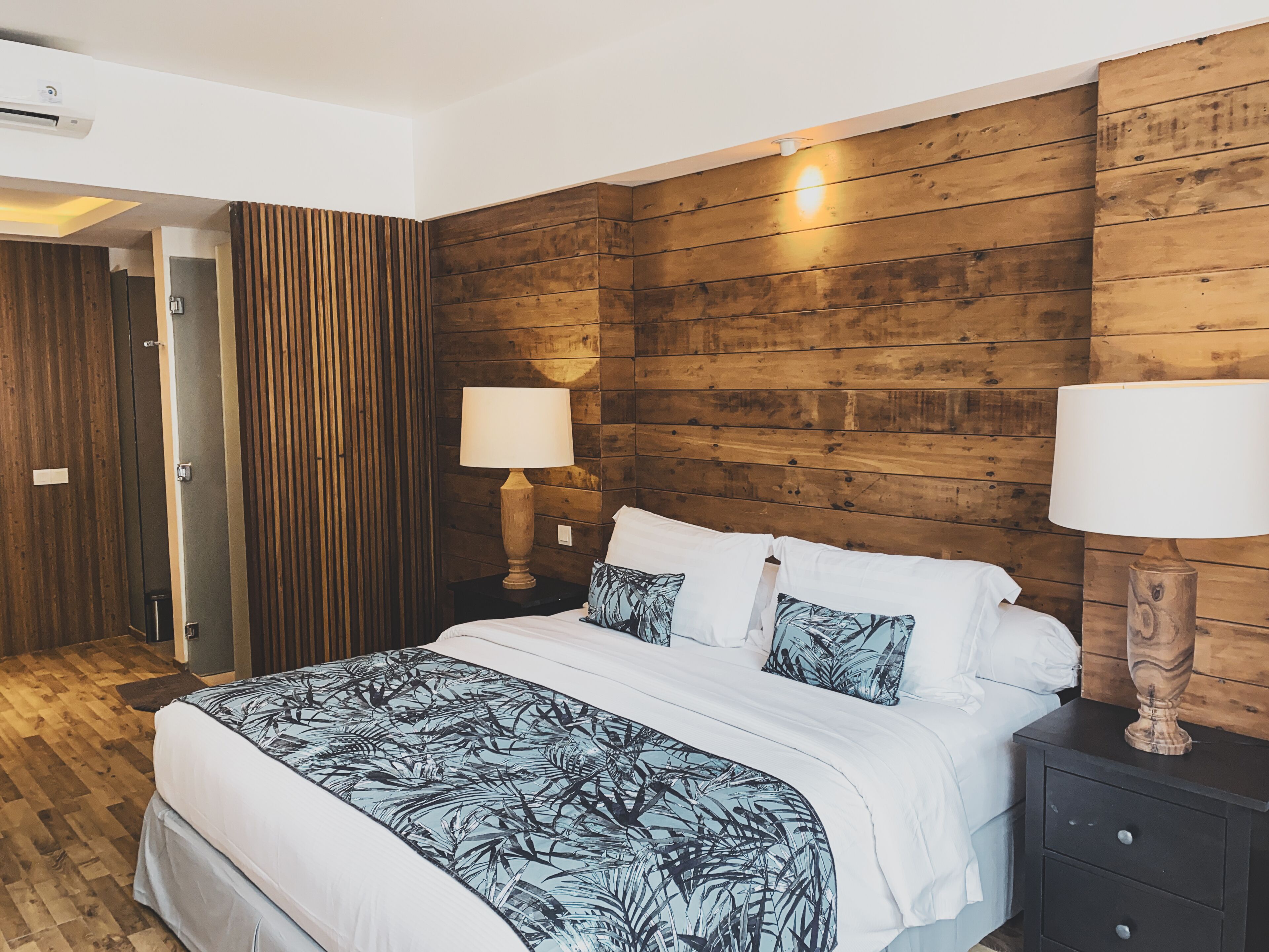 Desk, WiFi (free), bed sheets