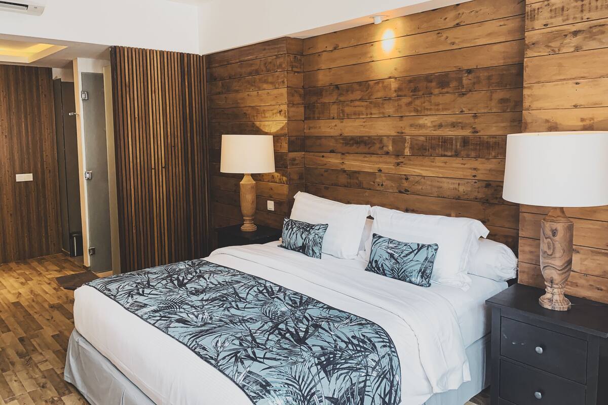 Desk, free WiFi, bed sheets