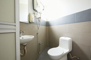 Superior Room, 1 Queen Bed | Bathroom - Hotel Pritty (Kuala Lumpur)