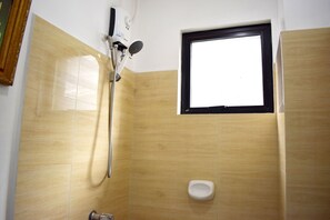 Deluxe Single Room | Bathroom | Shower, rainfall showerhead, free toiletries, towels - Happy Homes Manila (Manila)