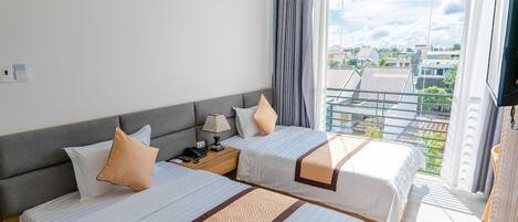 Deluxe Twin Room | Minibar, desk, free WiFi, bed sheets