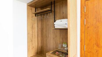 Family Room | 1 bedroom, minibar, desk, free WiFi