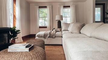 Fernseher, Kamin, Stereoanlage