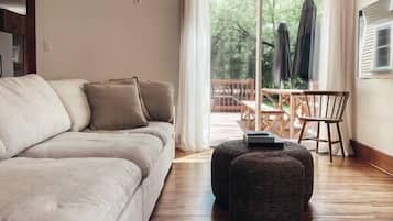Televisión, chimenea y estéreo