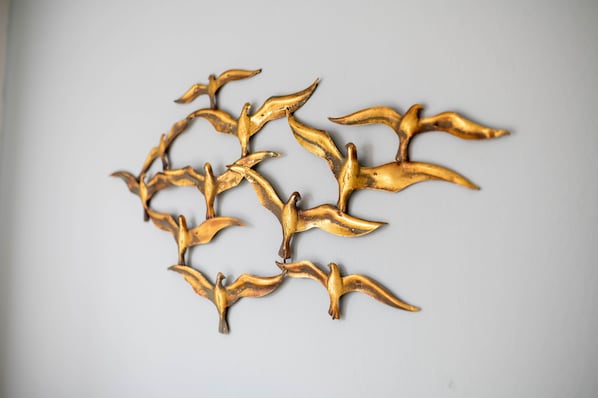 Eine Wanddekoration mit Vogelmotiv.