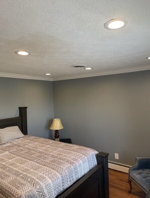 4 bedrooms, desk, WiFi, bed sheets
