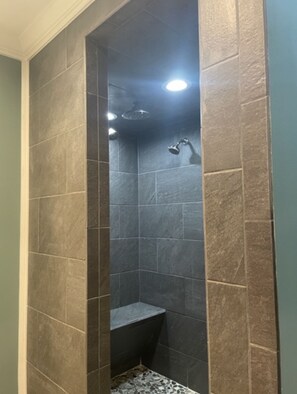 Ensemble douche/baignoire, sèche-cheveux, serviettes fournies