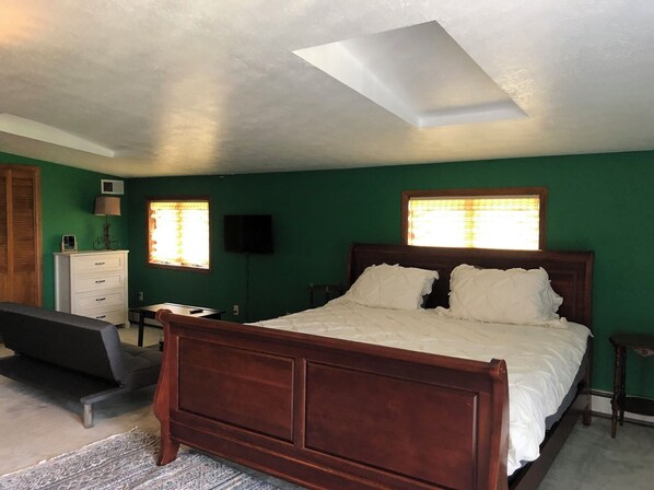 4 bedrooms, desk, WiFi, bed sheets