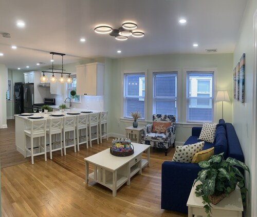 NEWLY RENOVATED. 10 MINS TO BOTON. 3bds/2bths in a small friendly neighborhood.