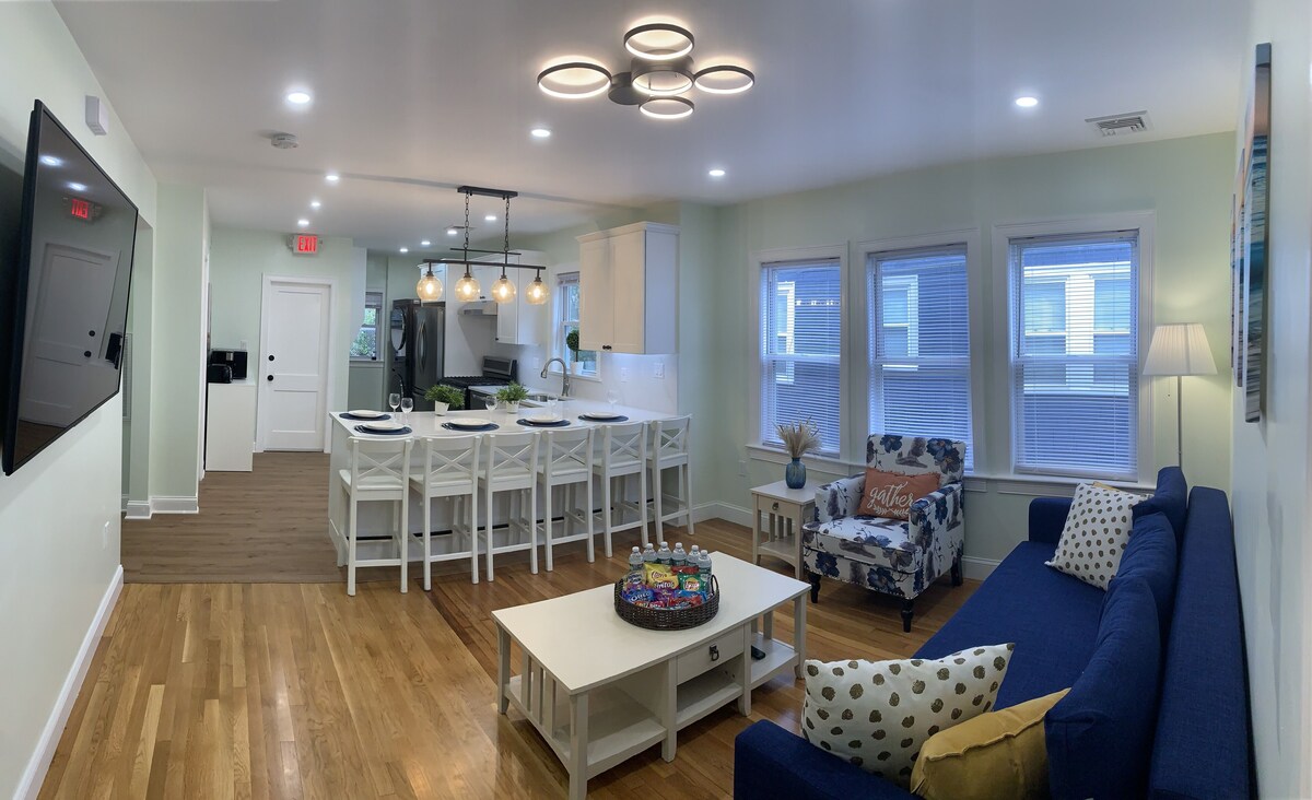 NEWLY RENOVATED. 10 MINS TO BOTON. 3bds/2bths in a small friendly neighborhood.