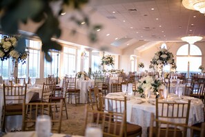 Banquet hall - NEWLY RENOVATED. 10 MINS TO BOTON. 3bds/2bths in a small friendly neighborhood. (Boston)