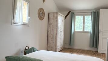 3 bedrooms, desk, iron/ironing board, travel crib