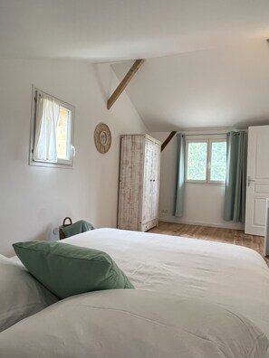 3 Schlafzimmer, Schreibtisch, Bügeleisen/Bügelbrett, Reisekinderbett