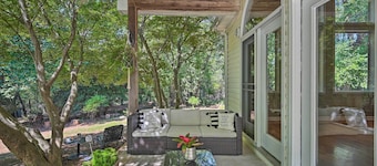 2 Mi to Clemson: Central Villa w/ Deck, Near Lakes