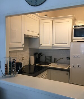 Kjøleskap, mikrobølgeovn, oppvaskmaskin og kaffetrakter/tekoker