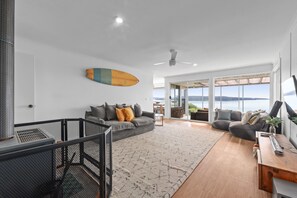 Smart TV, fireplace, ping pong, books