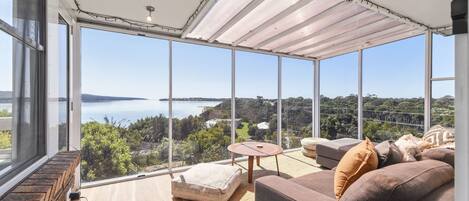 Smart TV, fireplace, ping pong, books